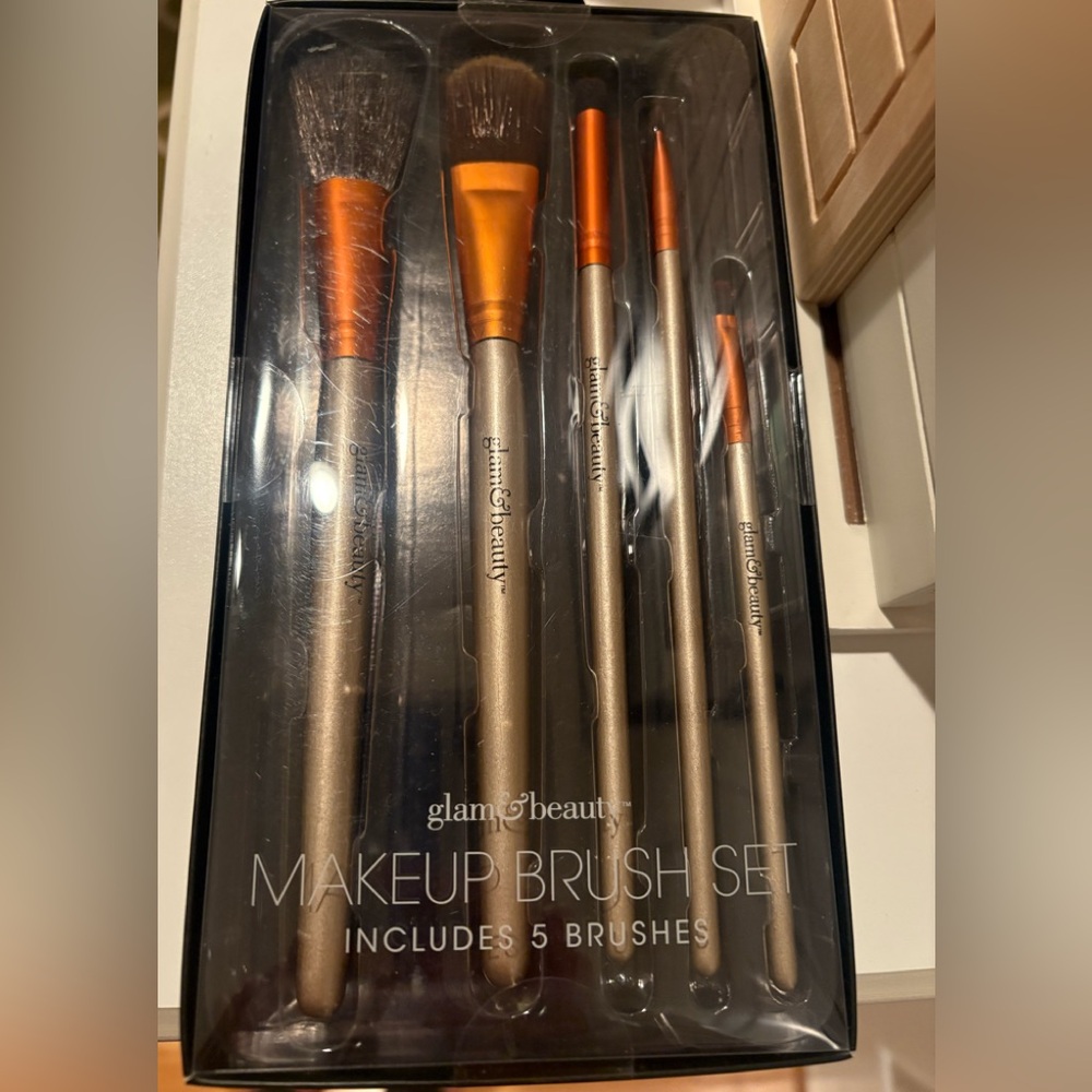 NWT Glam & Beauty Make-Up Brush Set